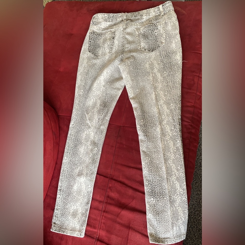 Cream and black pants. Super comfy and cute. Size 10 from forever 21. Worn once.